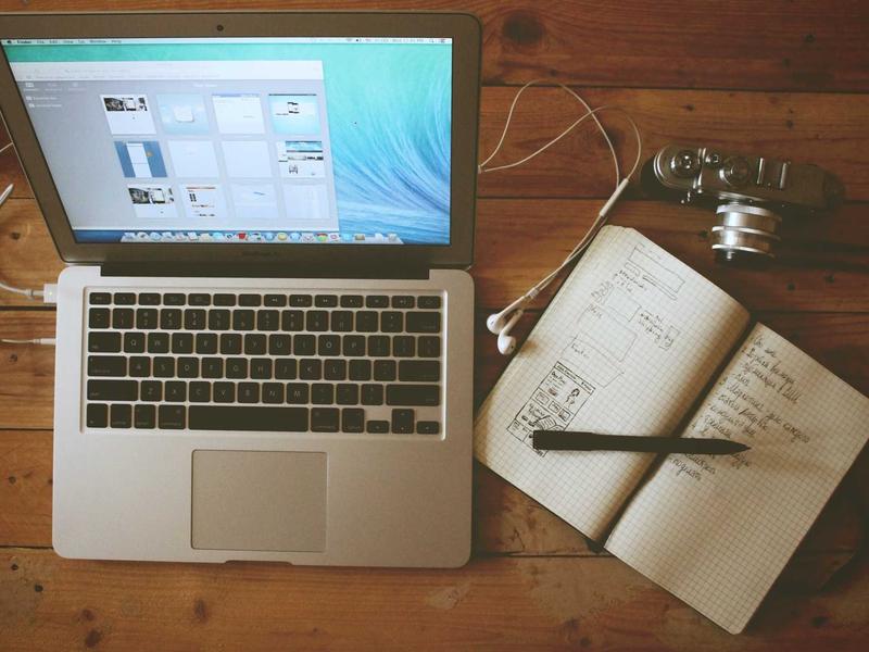 Arbeitsplatz mit Notebook, Notizbuch und Stift