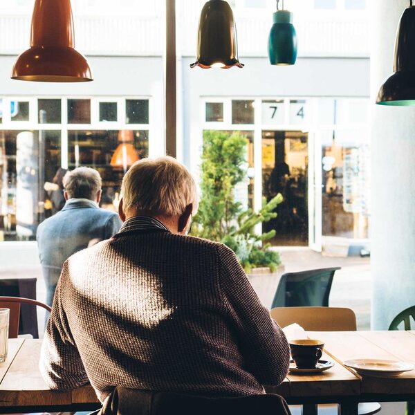 Zwei Personen im Gespräch an einem Tisch