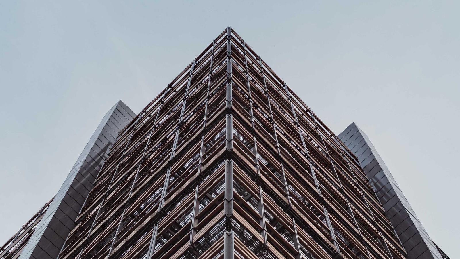 Moderne Bürofassade aus Glas und Beton in der Untersicht